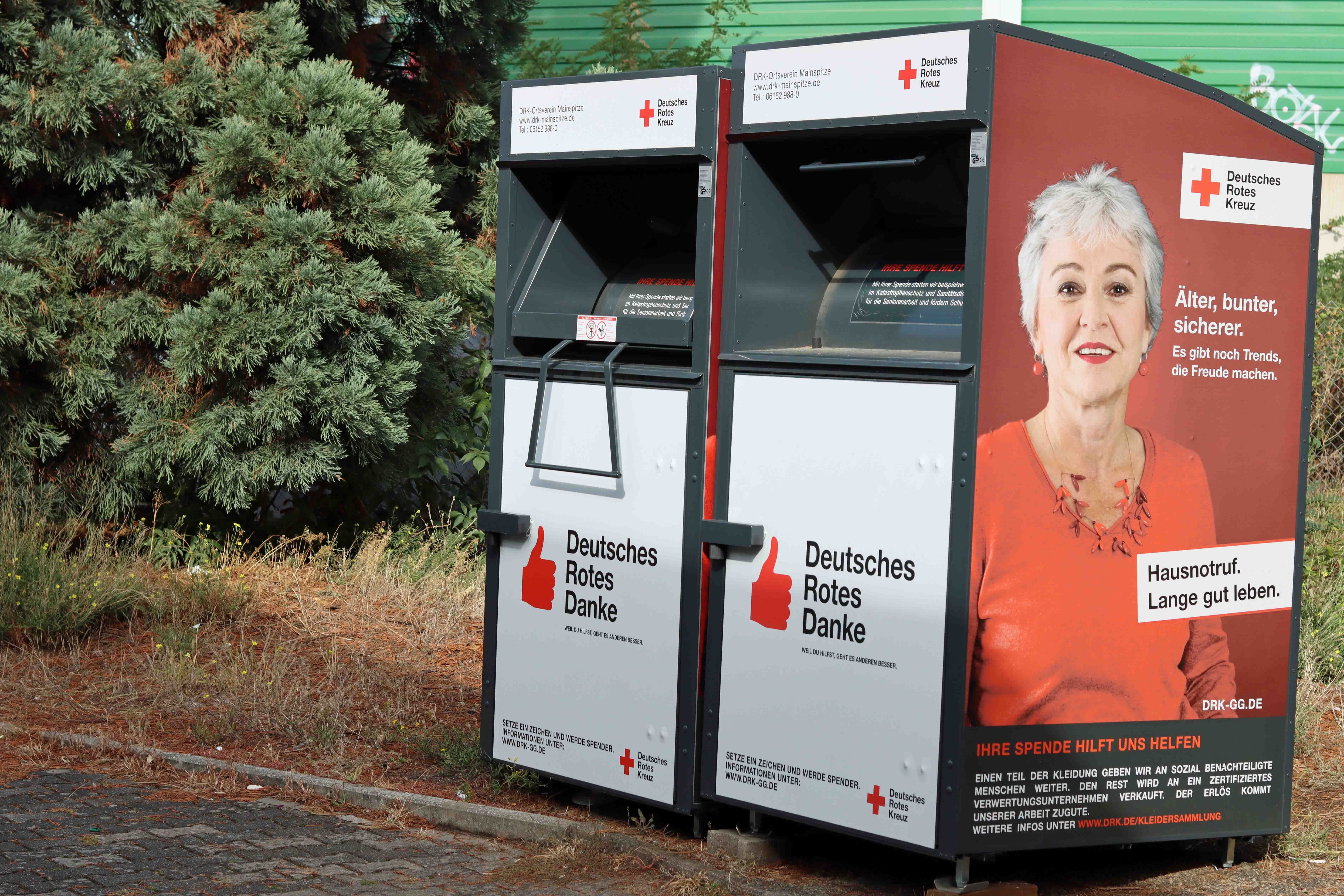 Abbildung: Zu sehen ist die typische Form eines Kleidercontainers.