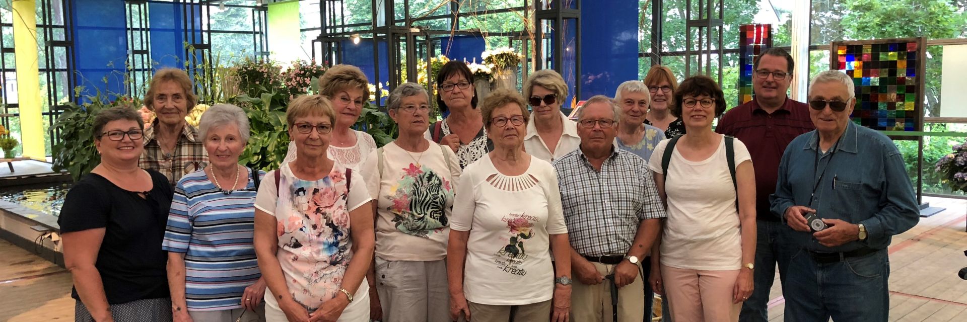 Foto: Mehrere Kinder halten ein DRK-Banner und blicken lachend in die Kamera.