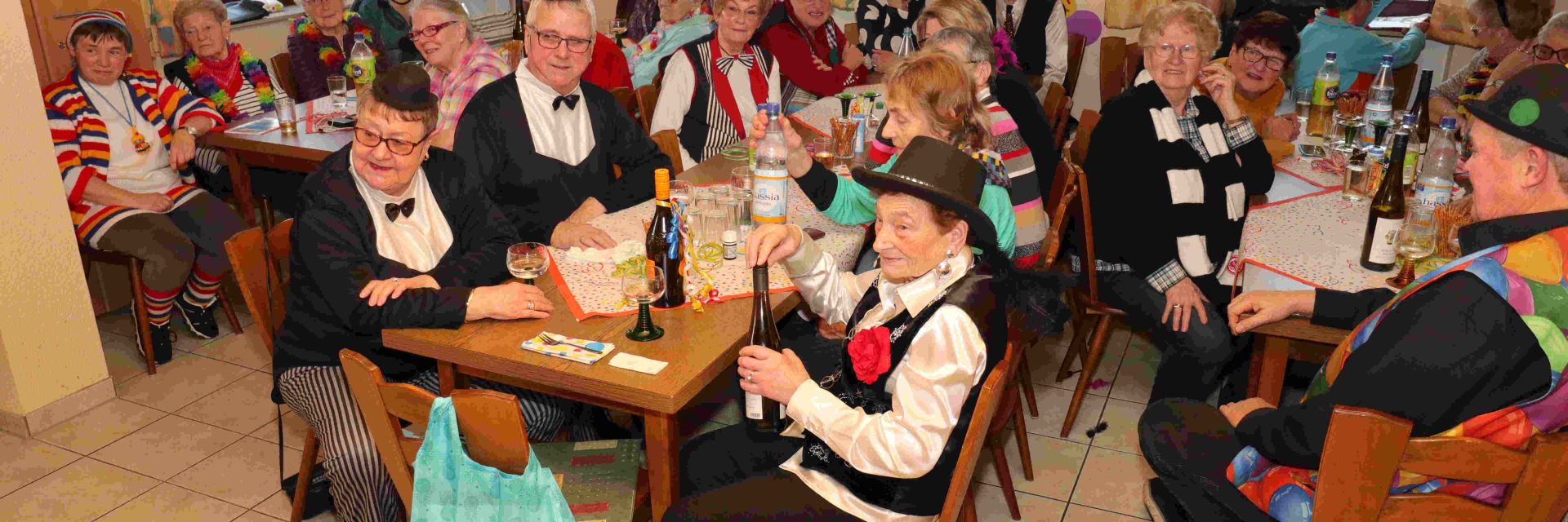 Foto: Eine ältere Dame blickt fröhlich in die Kamera. Sie hat Spaß beim gemeinsamen Tanzen.